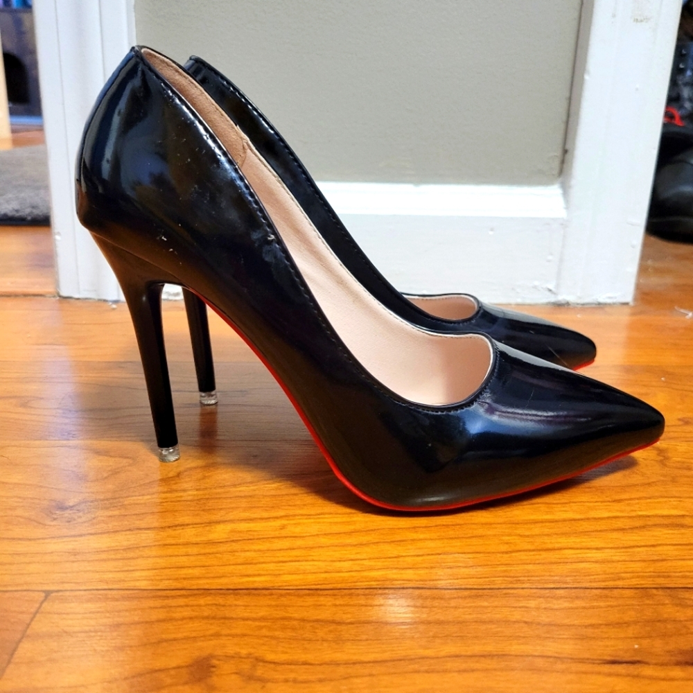 Black patent leather heels with red bottom. - Picture 2 of 3